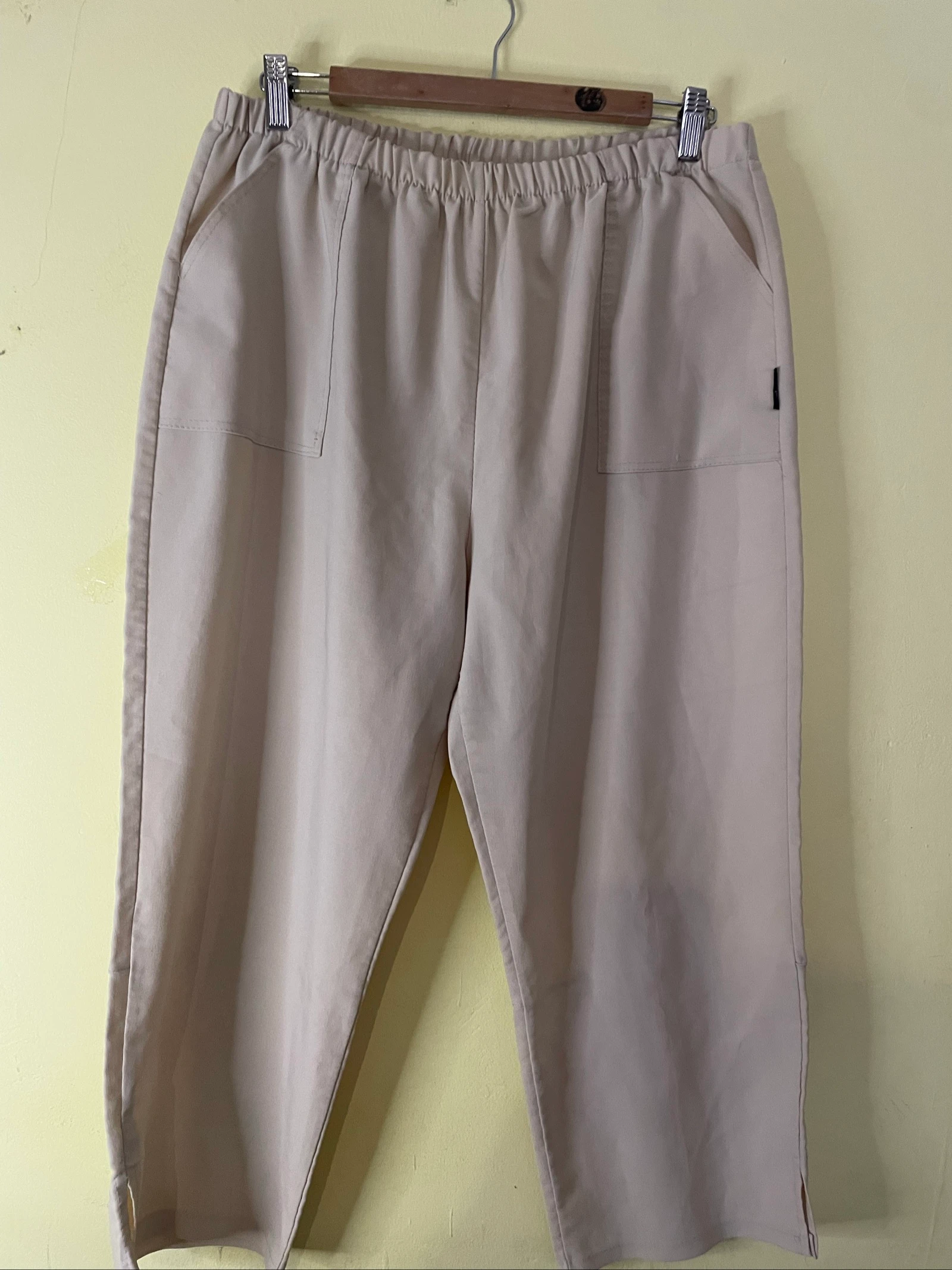 Calça Larga Bege com Cintura Elástica e Bolsos Grandes 